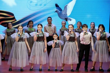 К подвигу героев песней прикоснись!